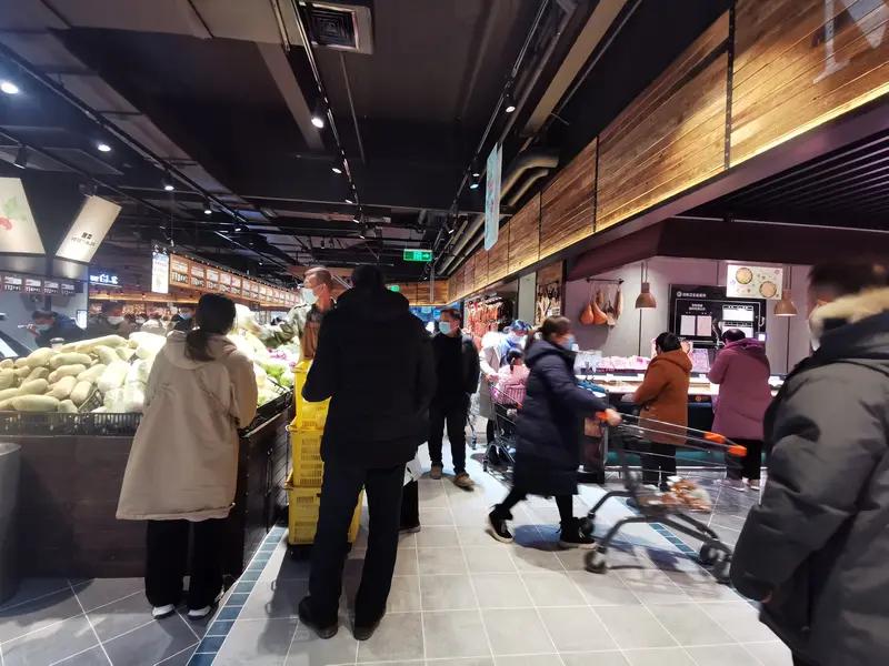 胖东来员工又“慌”了：12年老员工因没及时迎客被开除，9000人今夜难眠？
今晚