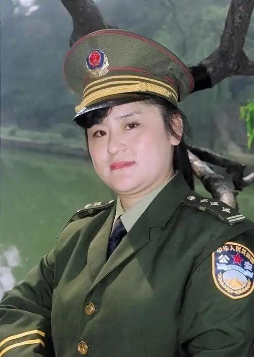 1988年，郑州一姑娘被两名大汉强行塞进出租车内。就在车子急刹时，姑娘趁着前倾惯