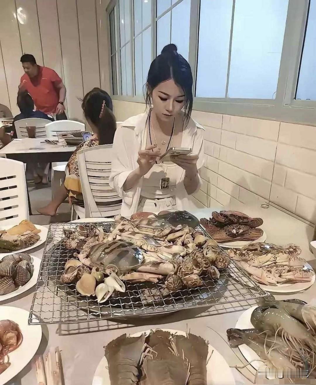 你说上厕所她会提防，你说去洗手，等我回来给你剥虾