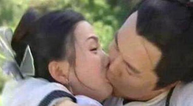 小陶虹后来不敢再和张铁林演对手戏了......

这一幕在新戏《倚天屠龙记》里，