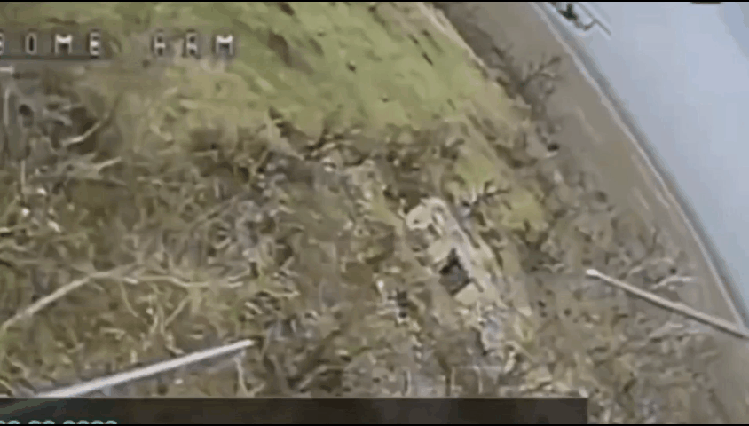 俄罗斯一架卡-52直升机被乌克兰一架光纤FPV无人机击落。直升机紧急迫降后，俄飞