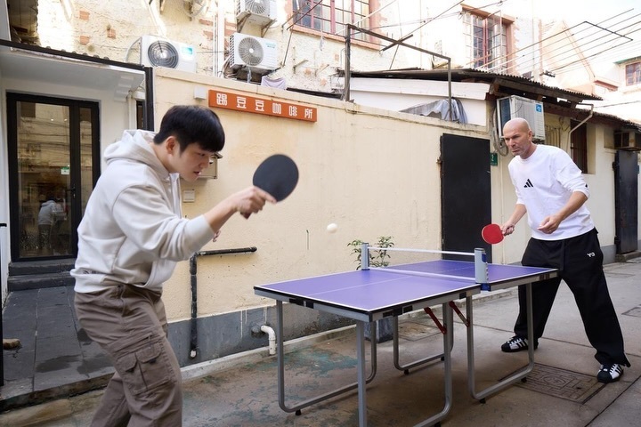 谁的双担？谁双厨狂喜了？齐达内上海行，和一起打乒乓球啦！樊振东齐达内打乒乓球