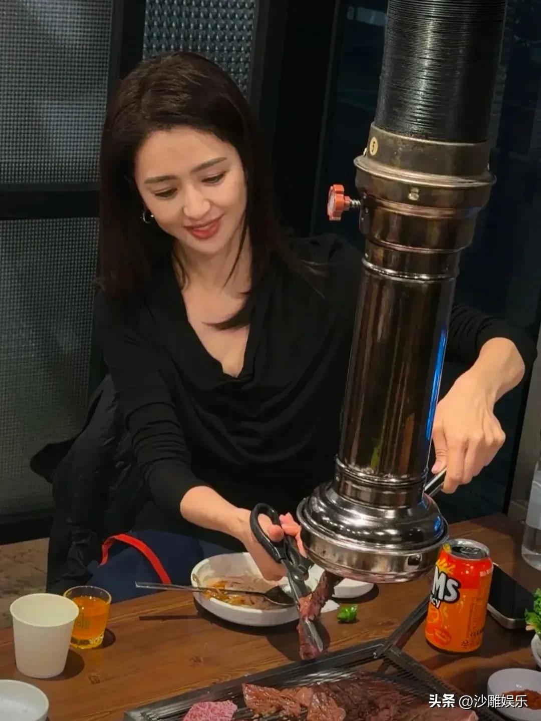 3月1日，刚刷到网友在首尔捕捉到的画面，佟丽娅这是把春节过成了“双城记”——前脚