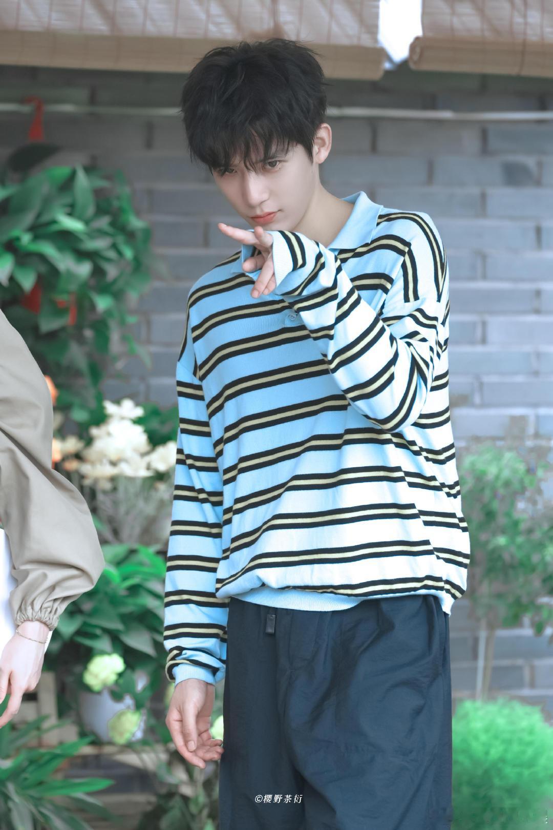 王安宇的时尚完成度好强  王安宇看他穿卫衣牛仔裤的时候，那股干净清爽的少年感就像