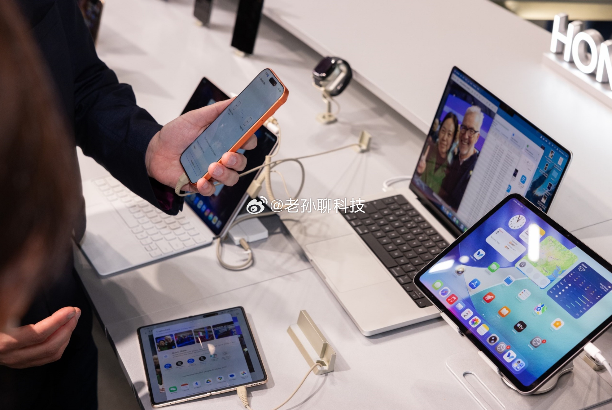 万万没想到，荣耀在海外还有这么多新东西！荣耀MagicPad 4在海外亮相，厚度