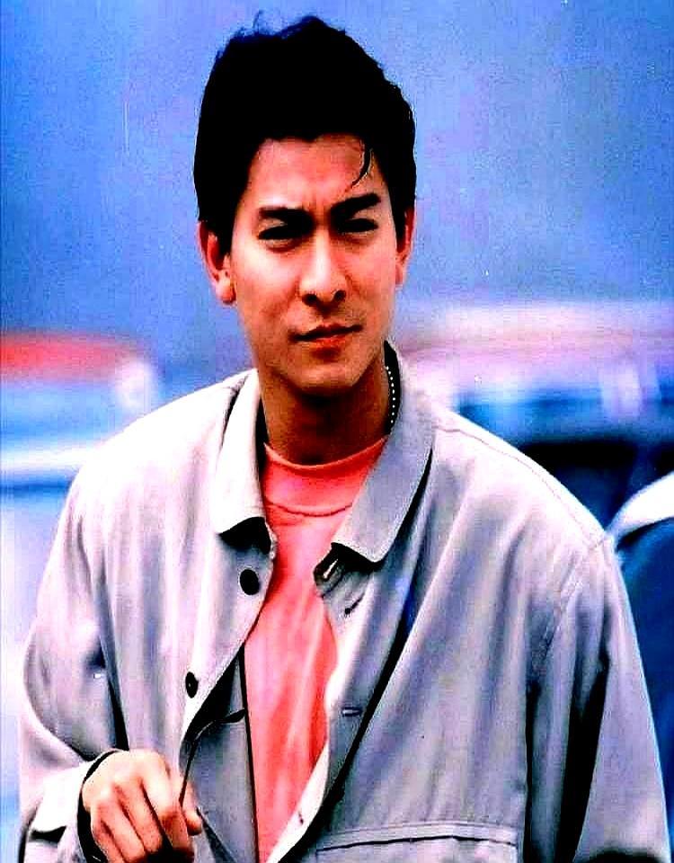 刘德华自曝，和张曼玉拍床戏，身体会有反应。
 
他围着一条毛巾，张曼玉只穿薄纱。