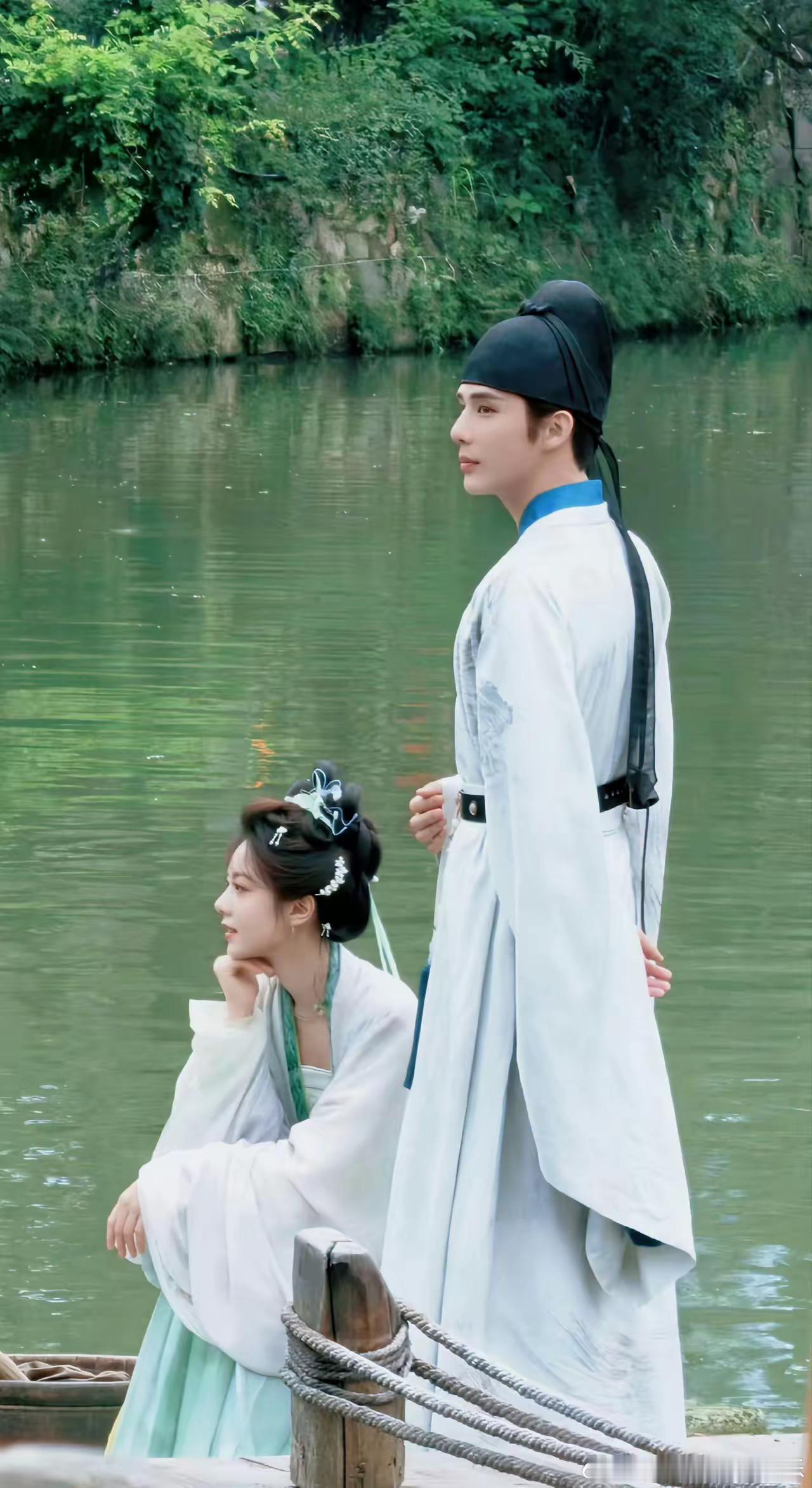 王安宇：赵今麦，咱俩这宋制妆造也太搭了吧。赵今麦：是啊，你这身水墨暗纹文官服，看