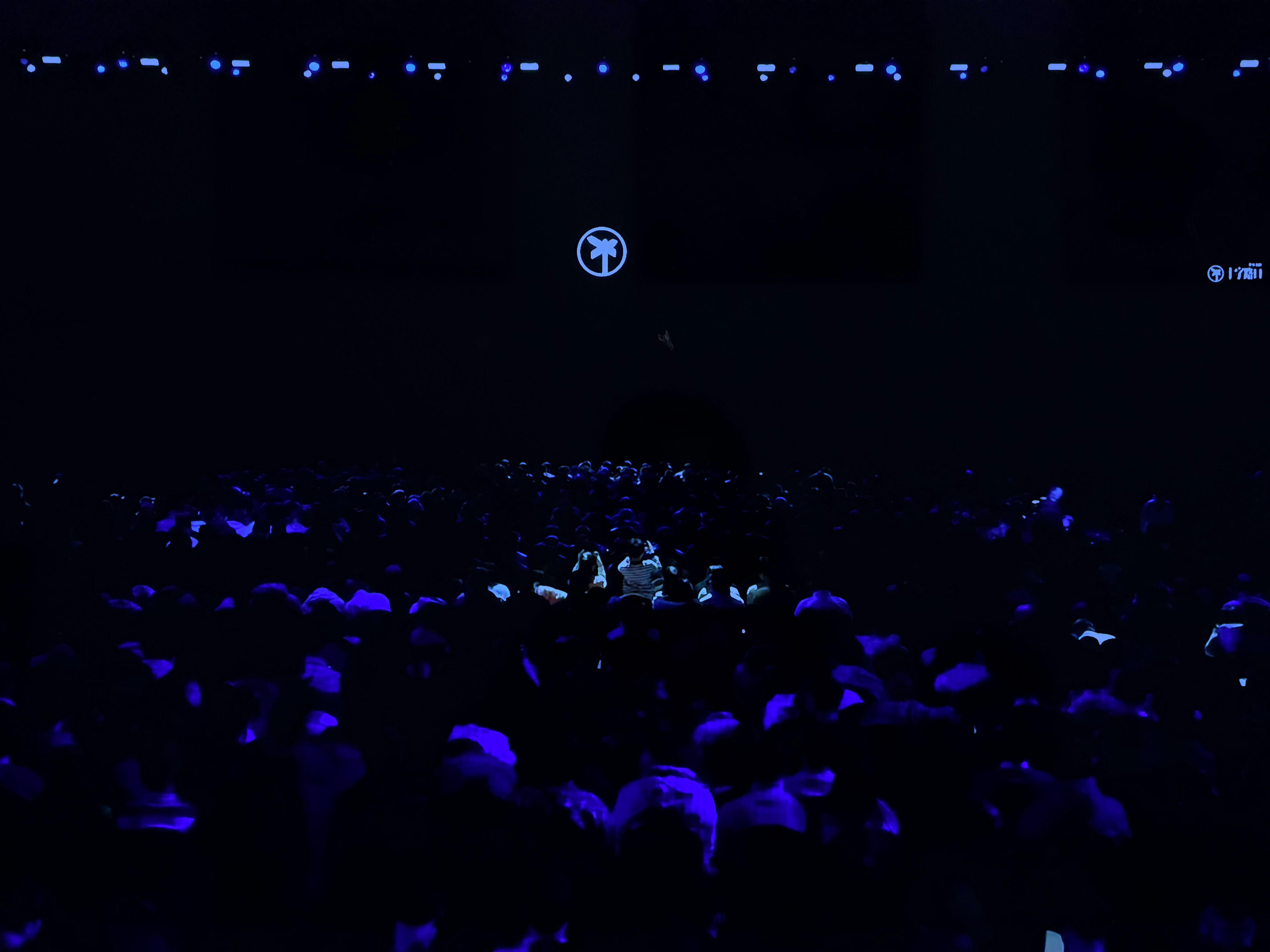 10年前的昨晚，我在北京现场听罗永浩可爱多的相声。10年后的今晚，我在家里看罗永