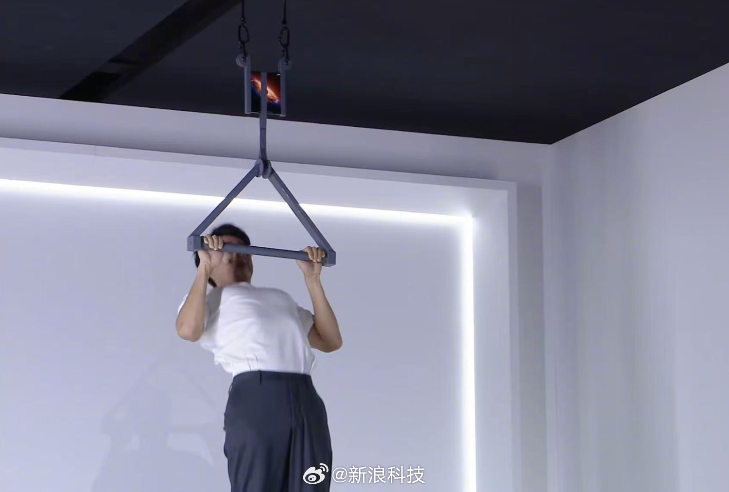 【荣耀发布会电钻磨屏幕，荣耀发布会用折叠屏做引体向上】在今日的新品发布会上，荣耀