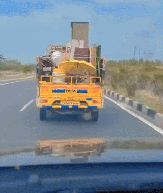 当小狗遇见搬家的时候🐶😂
当主子开始收拾行李的时候，小狗眼中闪烁的只有被遗弃