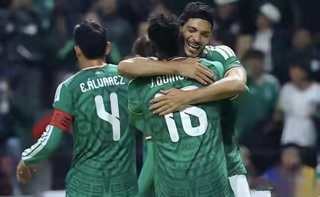 2-0，世界杯揭幕战：东道主🇲🇽墨西哥队夺得开门红，轻松击败🇿🇦南非队！