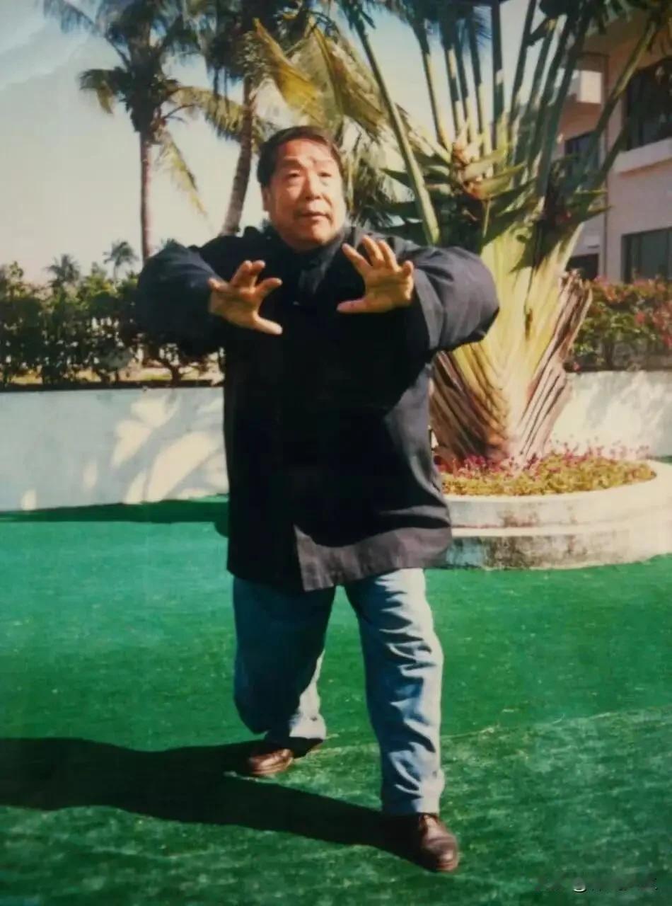 钩挫试力，手进退多少，“腿踝连腿、身”在“脚槽”中进退多少。此种运动形式，是“骨