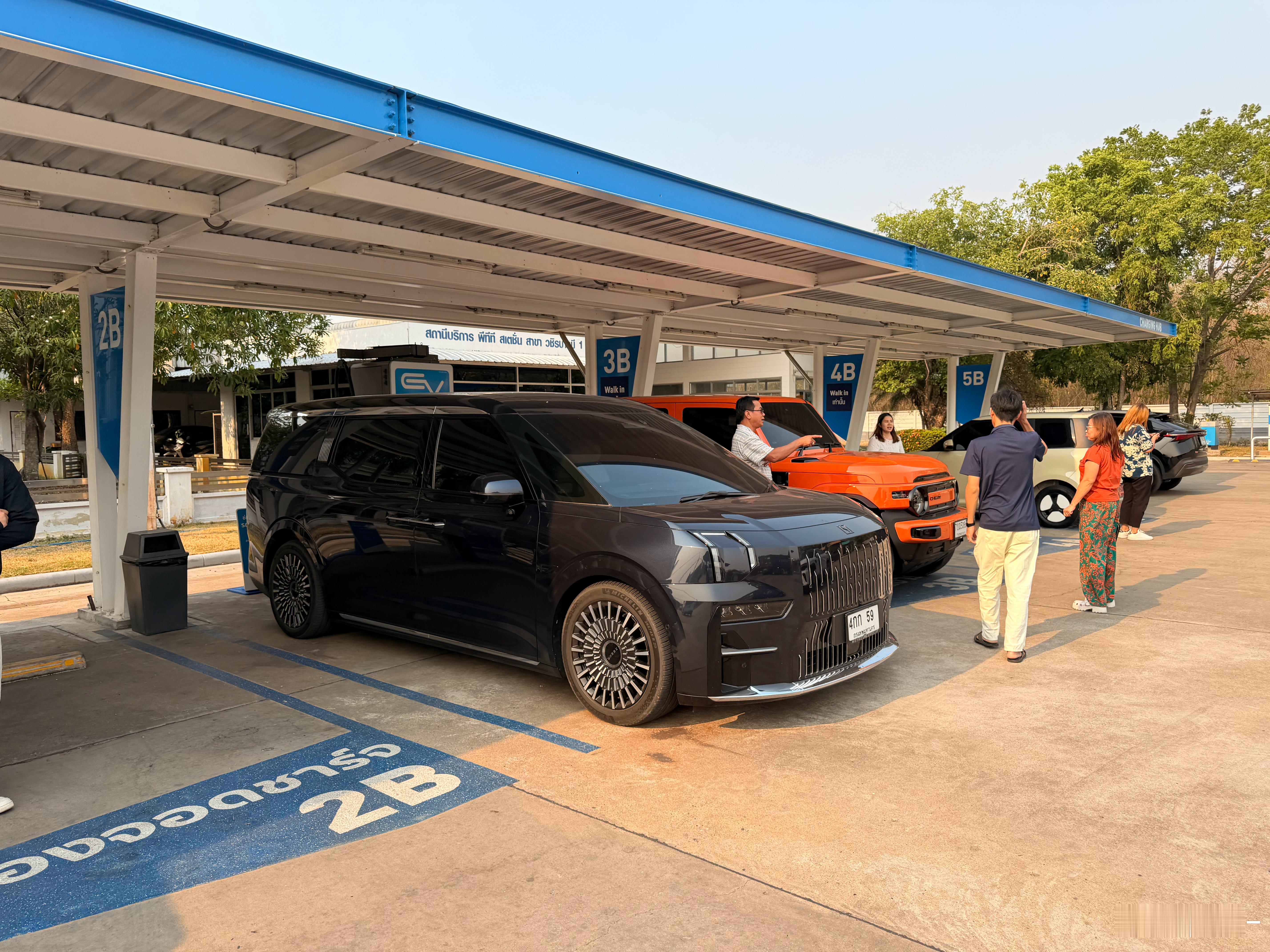 在泰国，随便一个充电桩，就是中国电车的集合点