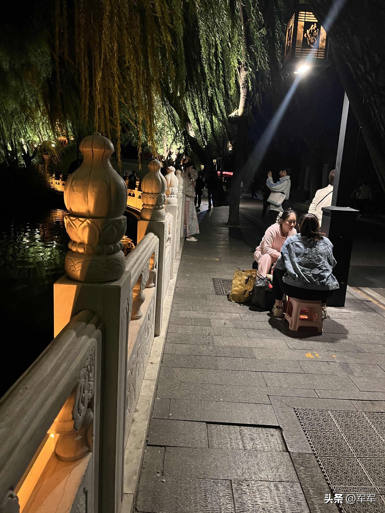 我还真羡慕这两个美女，啤的白的一起整！这才叫情调，这才叫生活！

晚上去十刹海公