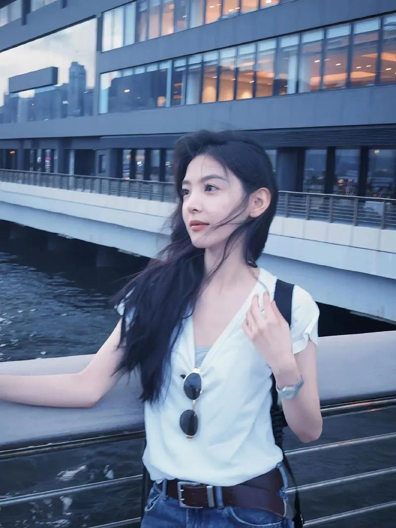 甜蜜女神章若楠，满满的美少女，又美又飒。