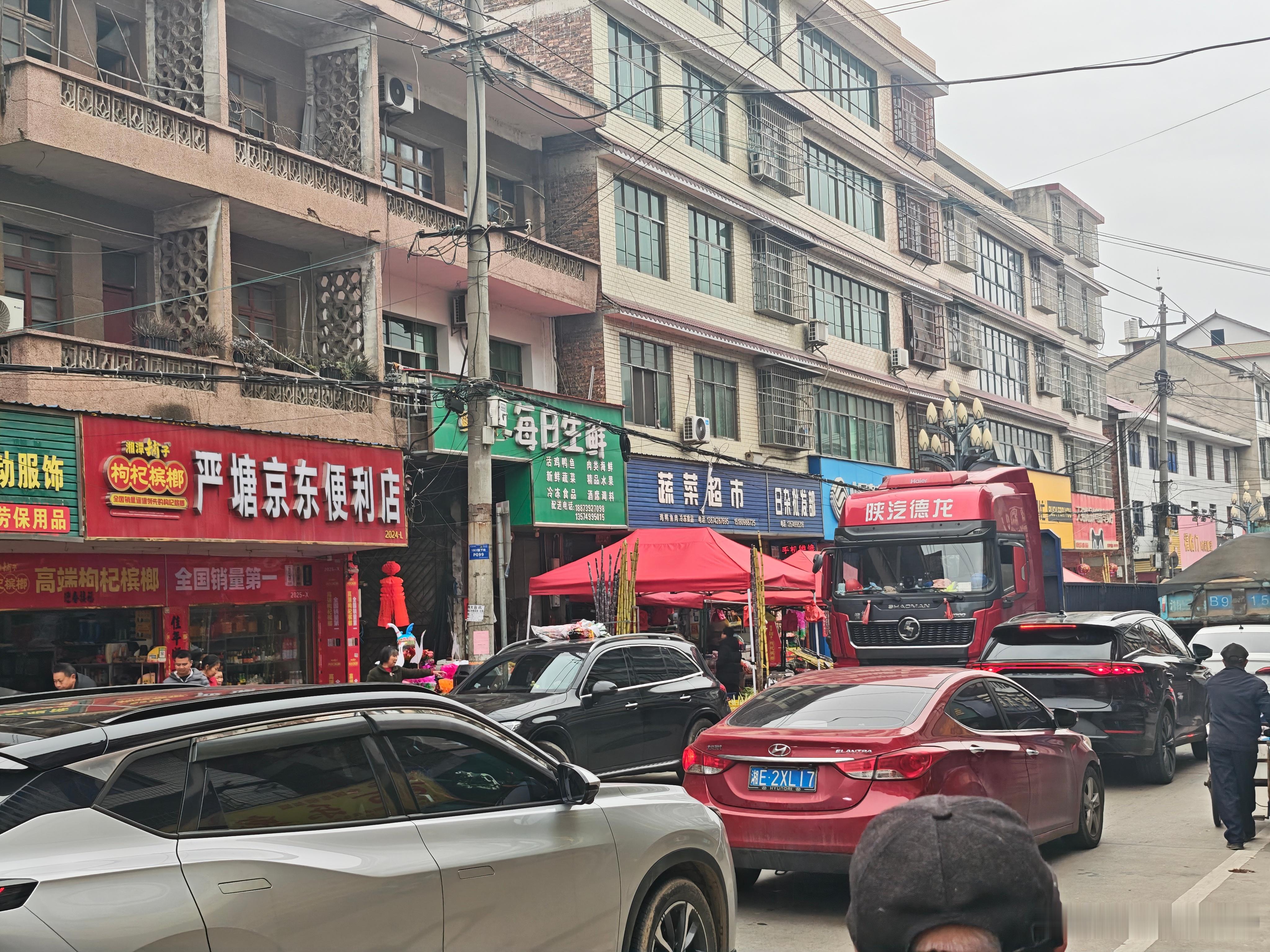 也不算窄的一条路吧，左边乱停一辆、右边乱停一辆，小车还勉强能过，一旦有大巴车、客