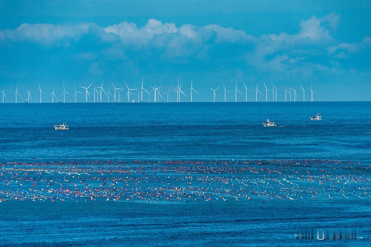 碧海风车牧歌之图
       蓝天碧海间，海上风电场巍然矗立，白色风车转出清洁