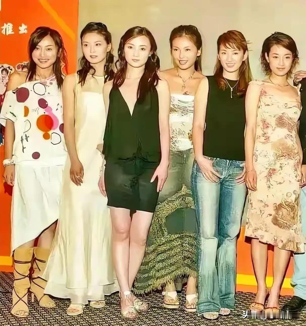 天哪，才发现马伊琍原来这么好看！
明明不站C位，还是在最边上，
但却是最吸引眼球