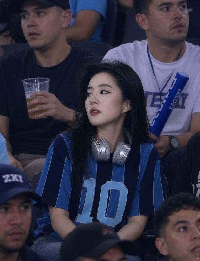 假如，世界杯导播切到了观赛的刘亦菲足球梅西