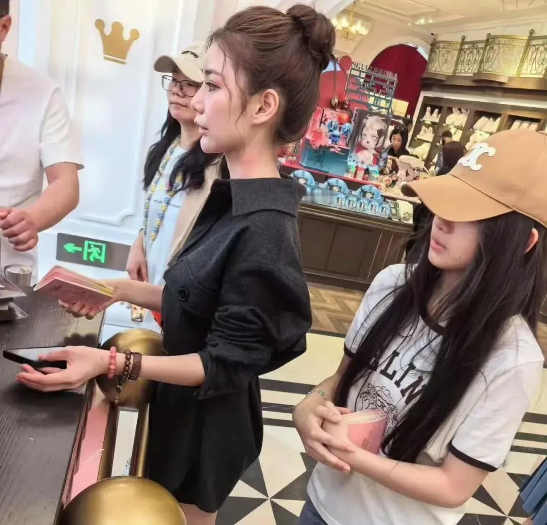 汪小菲妻子马筱梅，带小玥儿逛公园买甜品，在逛公园时紧紧牵着小玥儿，买甜品还俯身倾