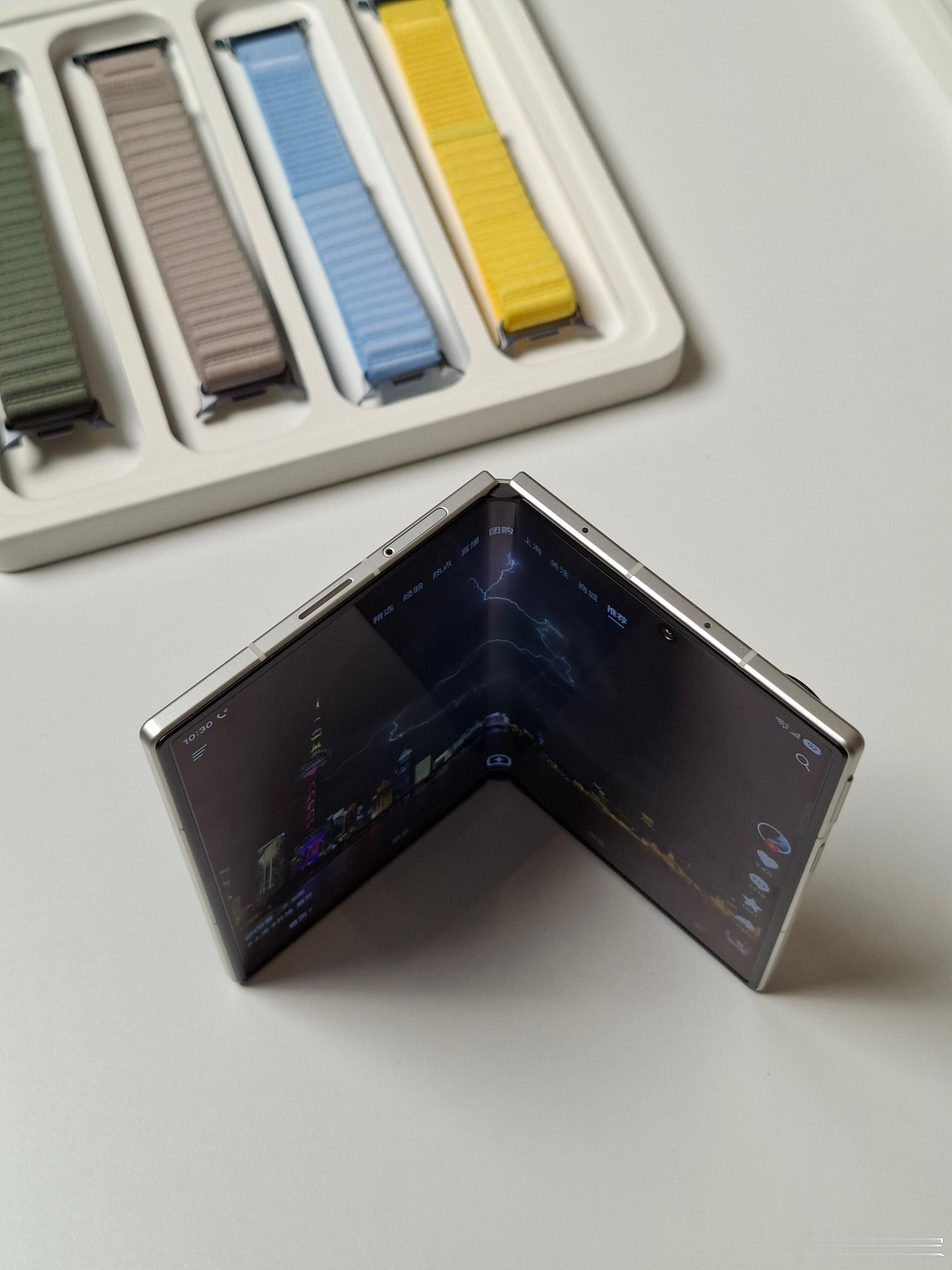 用三星 Fold8打了会儿游戏，展开后视野够宽，机身又轻，玩久了手上负担不大三星