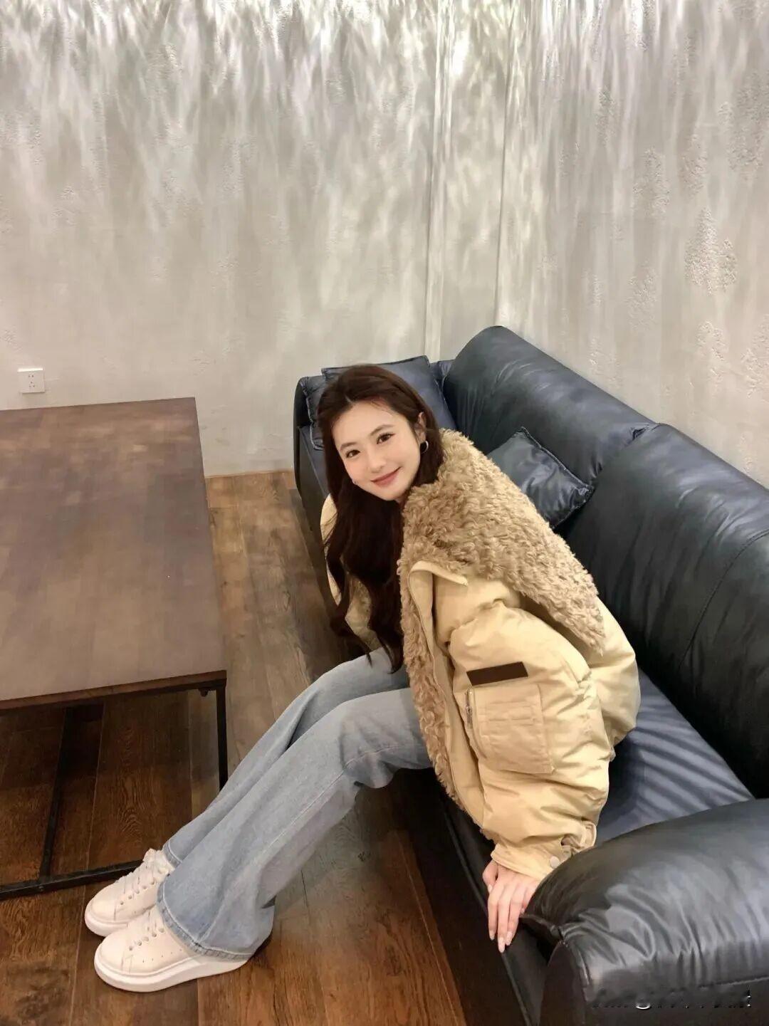 枫叶🍁|气质穿搭：棕色单品+蓝色牛仔裤+白色单品哪位女神最让人眼前一亮 什么是