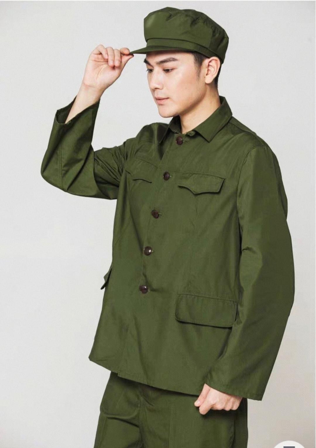 那些年流行的绿军装
60后都还记得，在80年代，男孩子们比较时髦的上衣是军装。军