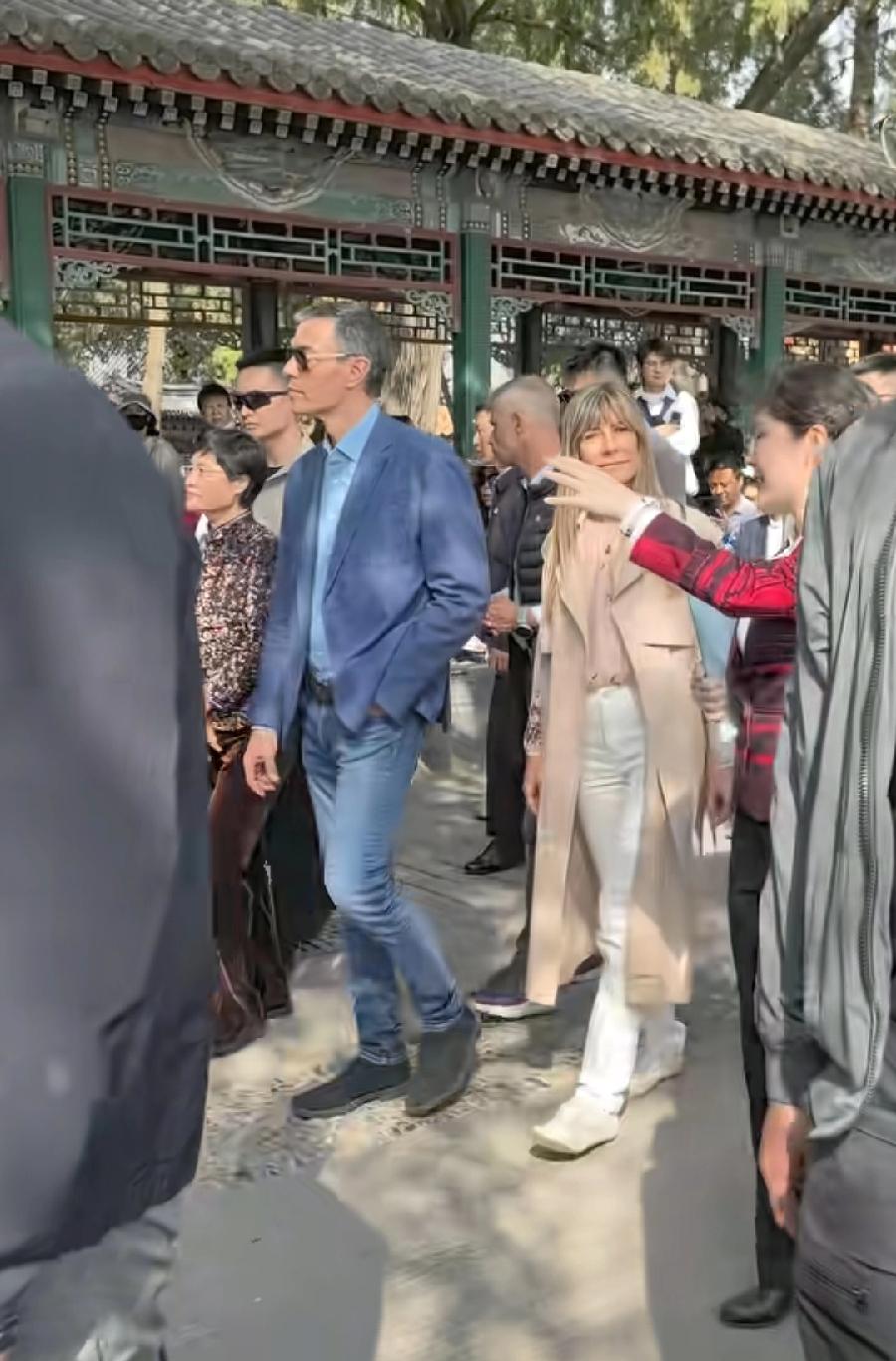 桑切斯夫妇游览颐和园，没清场，游客如常，人山人海，这个点安排得非常好，欧美八国联