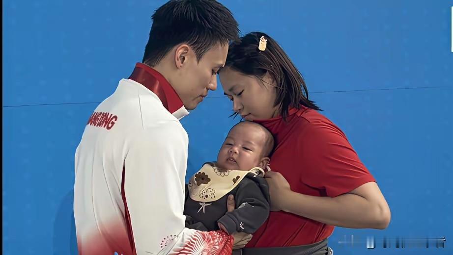 都说被小孩喜欢的人都很善良。全红婵在比赛现场，抱着自己师兄的孩子。真的好像一家人