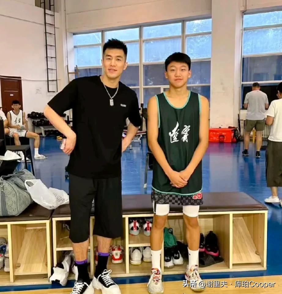 恭喜辽宁男篮！郭艾伦接班人已找到，不是李虎翼，是梅奥大弟子，16岁小将辽篮三队刘