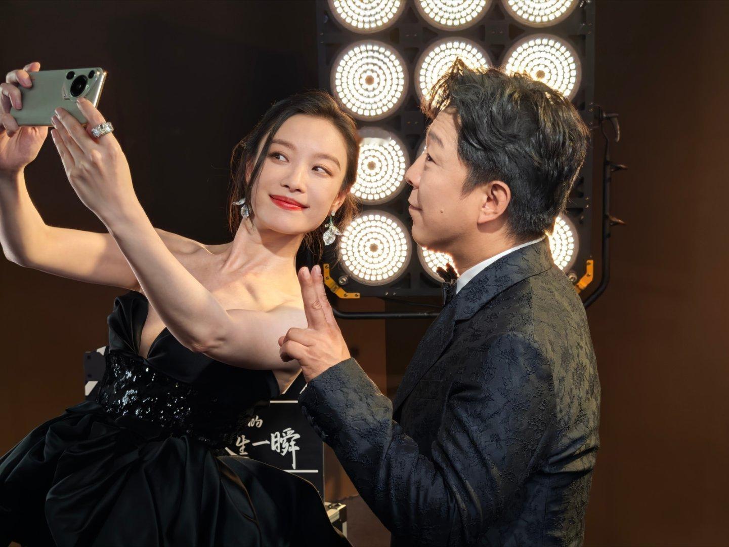 #倪妮拍了拍黄渤# 倪妮这一拍，渤哥都害羞了！昨晚的微博电影之夜上，两人互动频繁