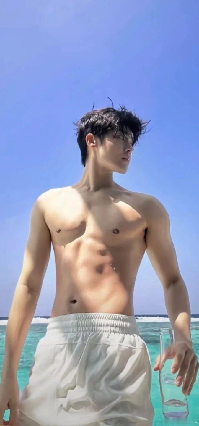 #侯明昊[超话]#  侯明昊真的太帅了，越看越迷人，真的好看侯明昊｜壁纸 ​​​