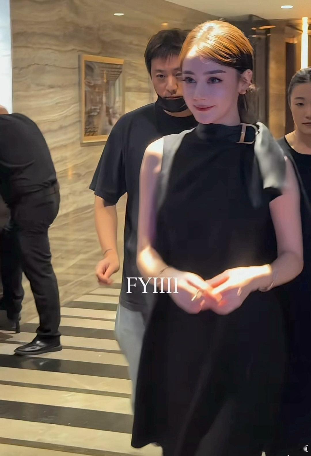 迪丽热巴顶光出片迪丽热巴我有点晕腿了原相机不加修饰，直面硬核顶光也丝毫没在怕。明