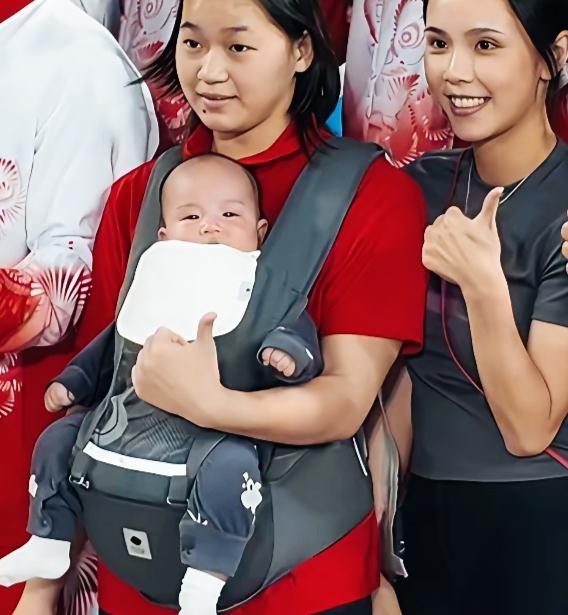 全红婵这是“小孩姐”秒变“红姨”啊！
这不仅是跳水界的冠军🥇,带娃也很厉害啊！