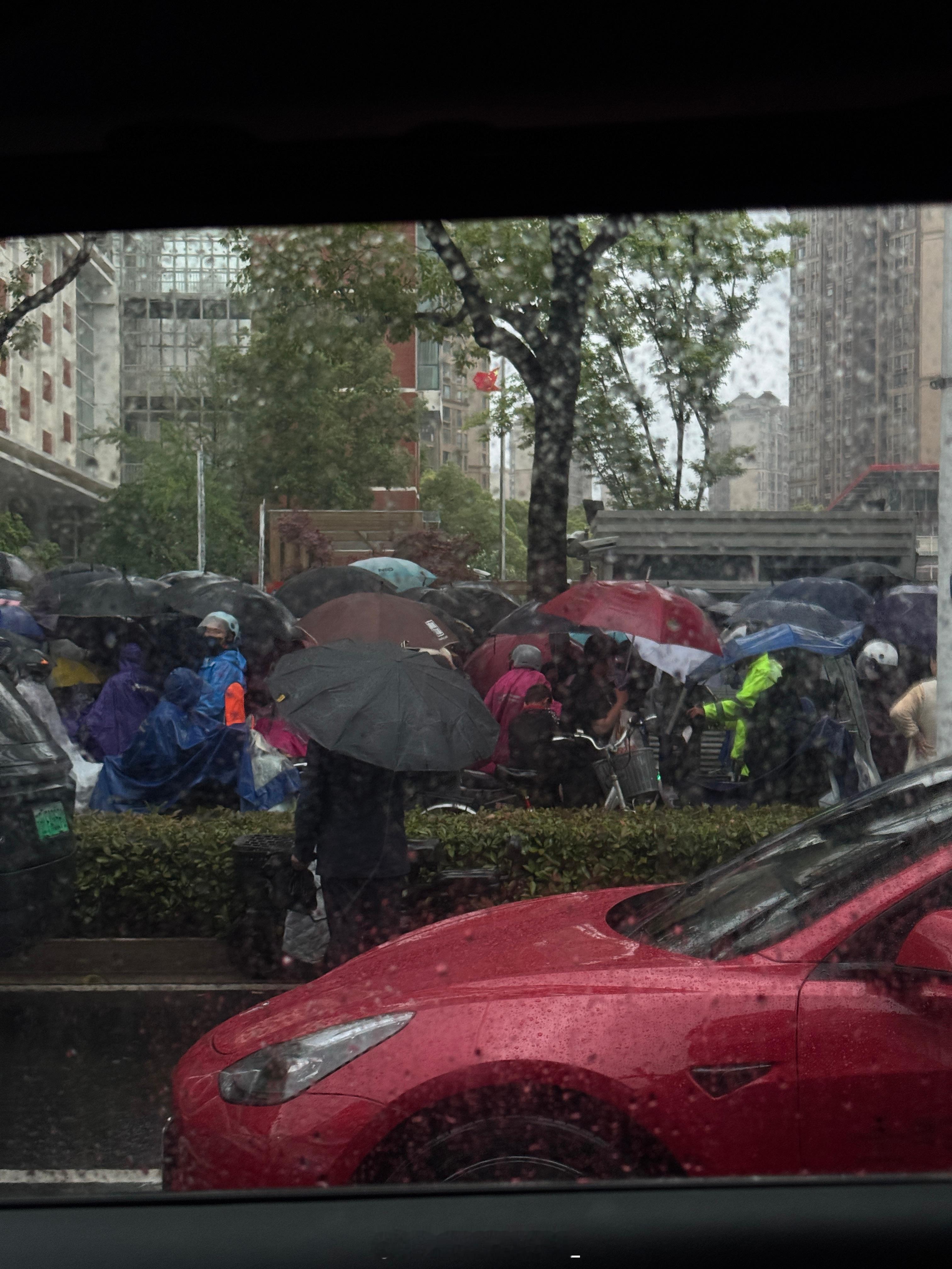 下雨天的校门口只有一个感受生了孩子我这辈子就毁了 ​​​