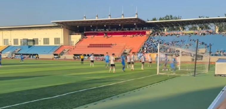 聊城足球赛，就是我的世界杯。聊城传奇队4-0大胜枣庄豪取七连胜 多点开花稳固联赛