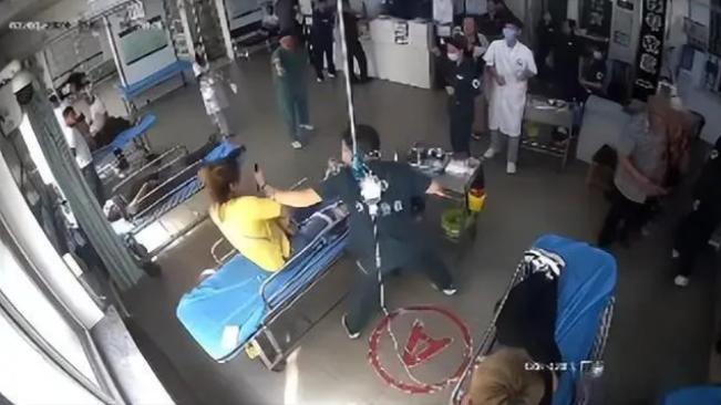 “麻绳专挑细处断，噩运专找苦命人！”辽宁一女子就医时，因为伤势严重需要转院，她听
