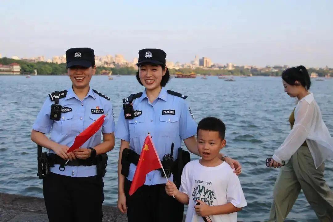 曾经想起杭州为什么越来越多的美女警察，这个例子特别具有传递意义：刚刚走上断桥一线