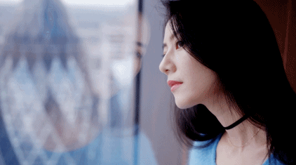 gif 每一幕都似在讲述一段段细腻故事，在风格与情绪的切换间，勾勒出丰富且具质感