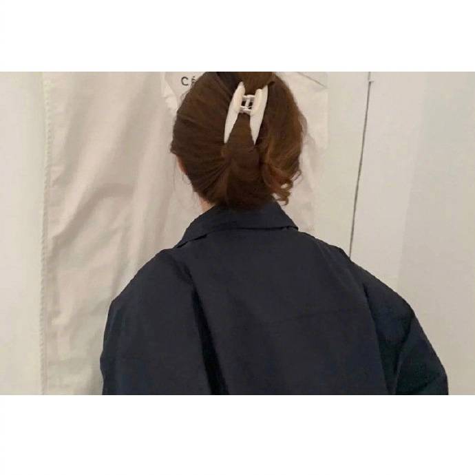 "你是北岛的诗 顾城的字 也像李宗盛的词 直击心事" ​​​​