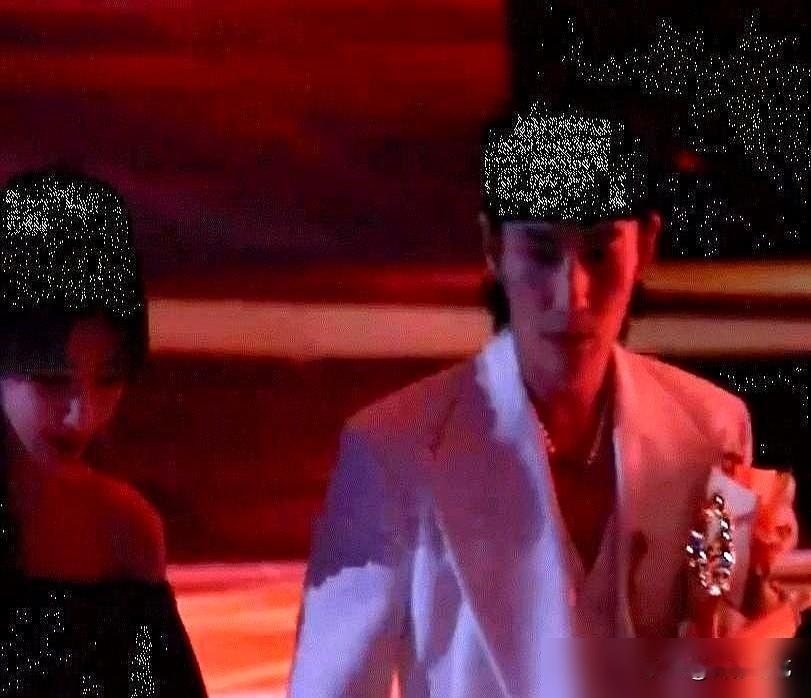 肖战右手那道疤，缝了7针。
他演郭靖，是为当“侠之大者”。
训练两个多月，清