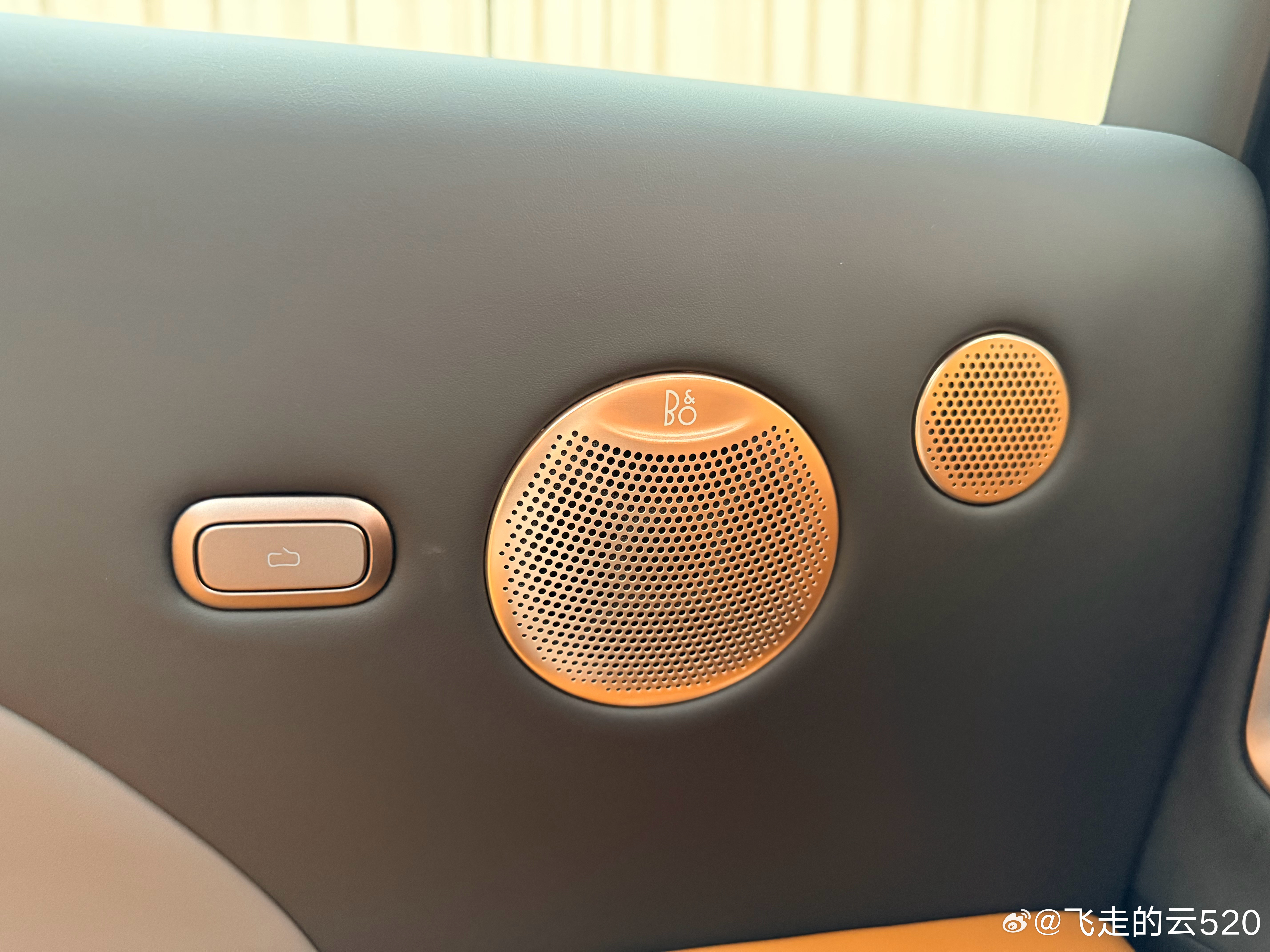 侧面像不像雪佛兰太浩，只是后悬略短车内4K电视画质有点东西的，也支持c口传输视频