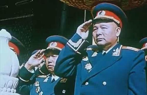 1936年，一名国民党中将跟随红军走完长征，谁知等到了延安，毛主席却对他挥了挥手