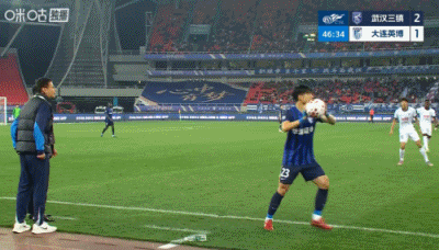 闪击啊！下半场仅仅开场44秒，武汉三镇利用罚界外球的机会发起快攻打进一球，将比分