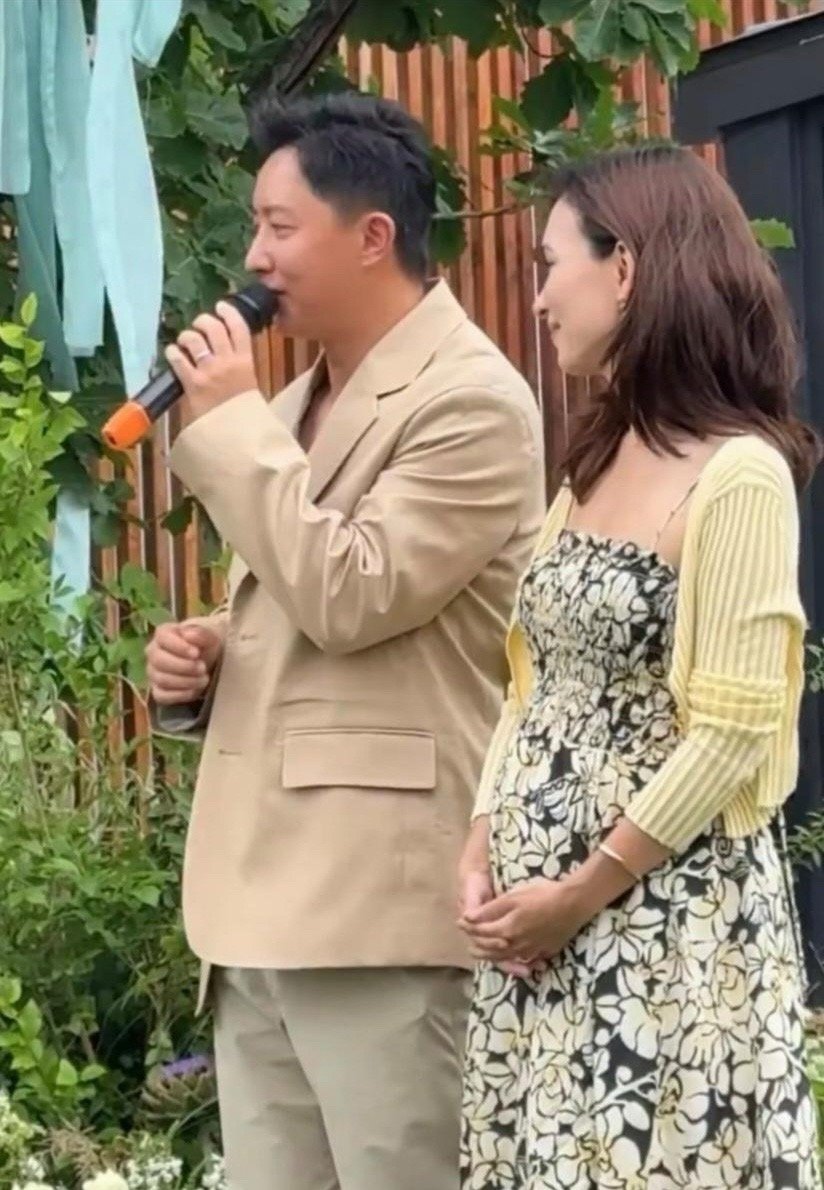 韩庚和老婆卢靖姗一起出席朋友的婚礼，韩庚胖了好多，皮肤也好黑，现在的外表完全不像
