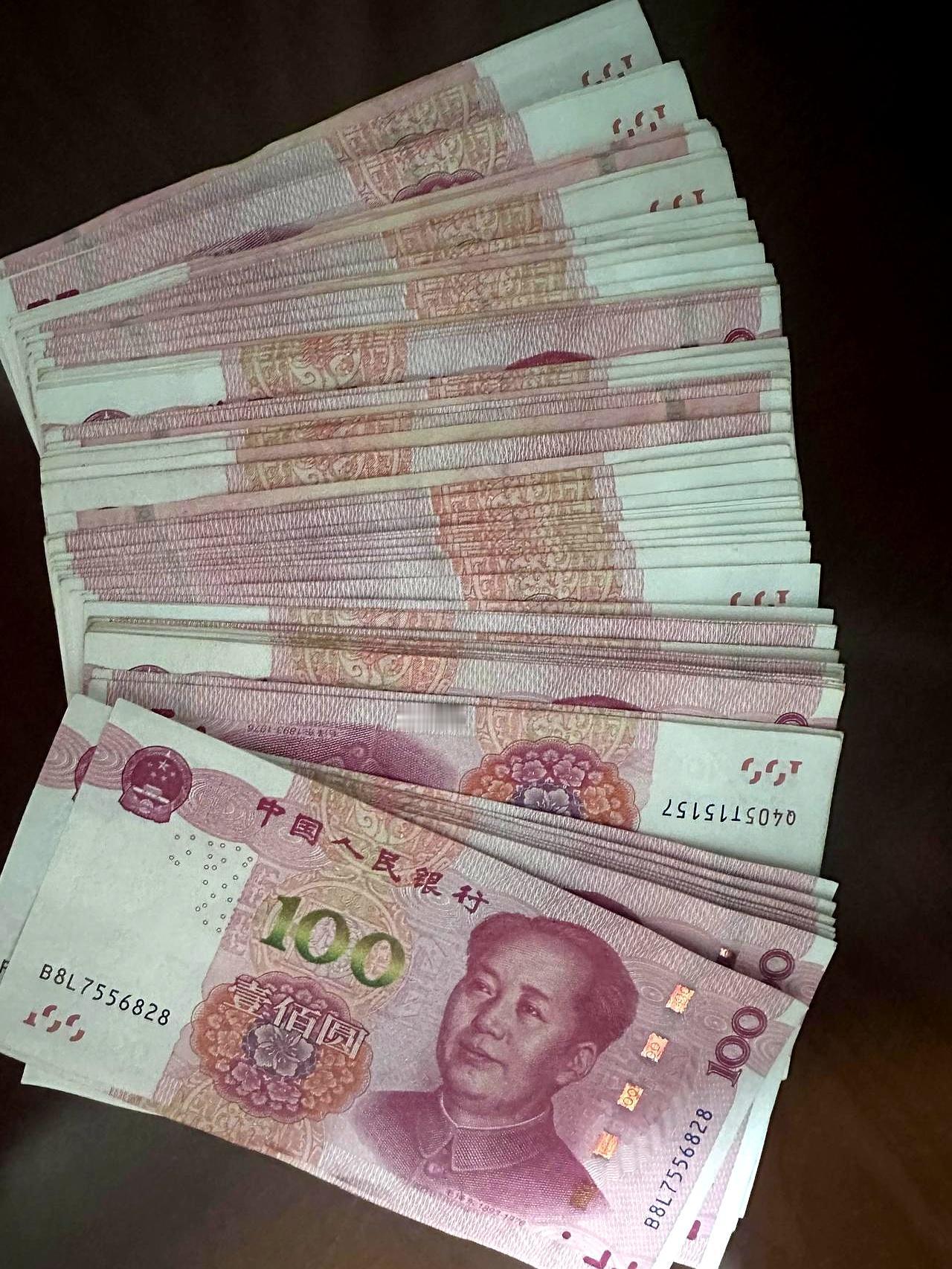 端午粽叶还热的时候，朋友又来问能不能周转，还是七千。
指尖停了一秒，回了两个字：