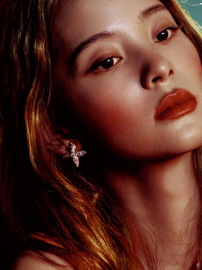 欧阳娜娜VOGUE少女贵气感欧阳娜娜电影感抓拍时刻 很难不为欧阳娜娜这组抓拍心动