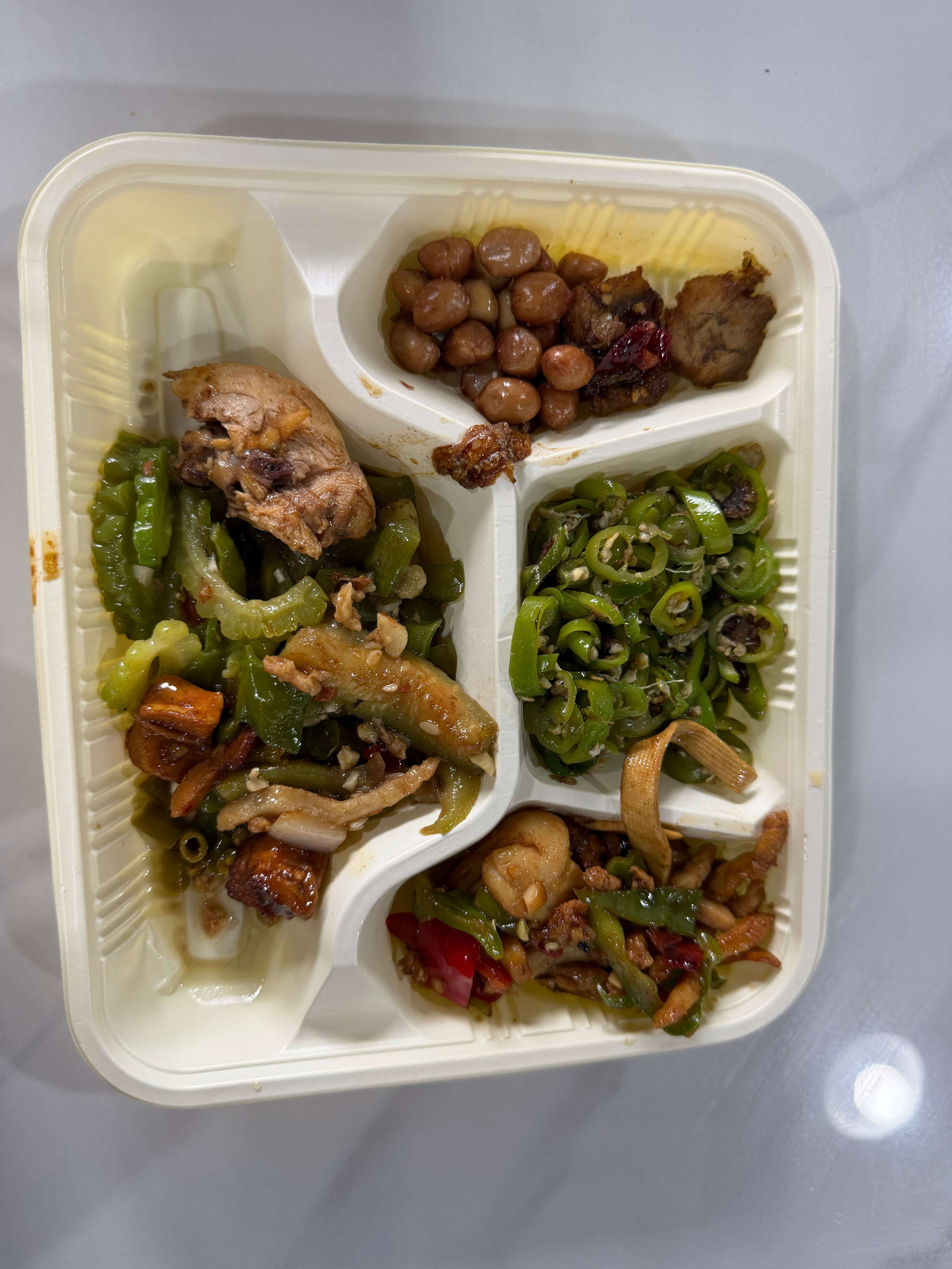 中餐凑合一口，青椒炒蛋没有蛋。午餐 武汉