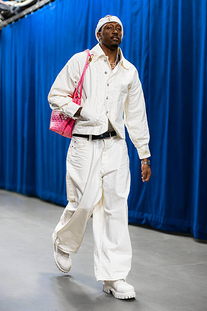 杰伦-威廉姆斯（右腿筋伤病管理）明天不打。雷霆明天对阵湖人，后天背靠背对阵快船雷