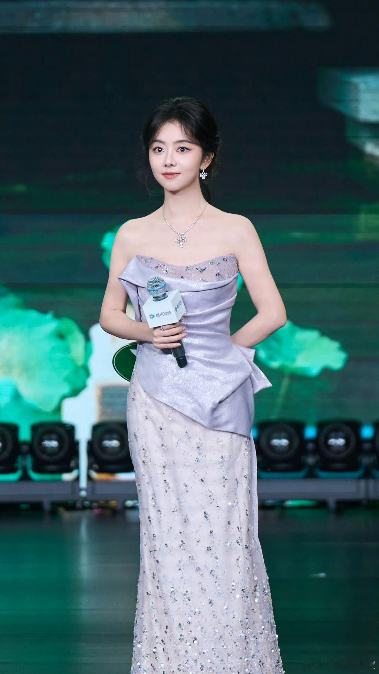 谭松韵一天换乘两部剧宣 腾讯发布会连推两大新作，兰香隐忍虐恋，春禾温情普法，两部